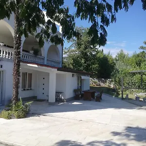 Nevia Lka , Opric Croazia